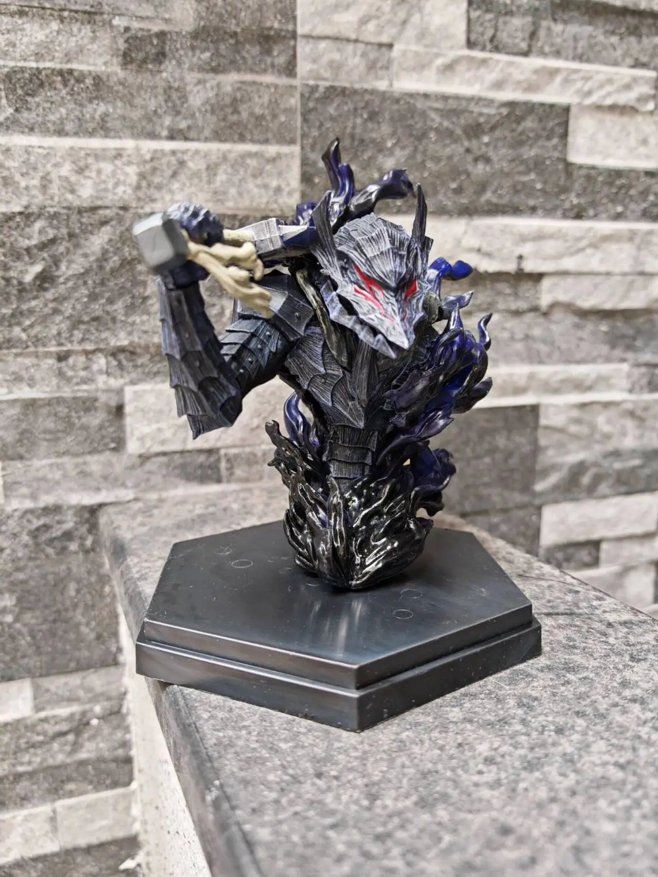 Berserk Armor Bust Guts Figure Statue Night Light Resin Crafts Black Swordsman Beastization Warrior Griffith Action Figure Model